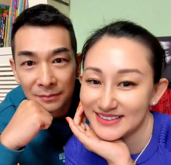赵文卓作为功夫明星，多年来在影坛留下诸多经典。如今52岁的他家庭事业双丰收，十分