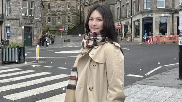 李湘晒王岳伦与女儿合照 16岁陪着女儿伦敦考驾照 座驾是劳斯莱斯
