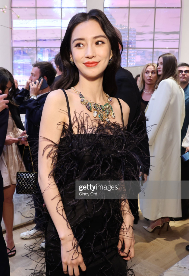 美女同框就是养眼啊！Angelababy和谷爱凌相差14岁，可baby的状态完全
