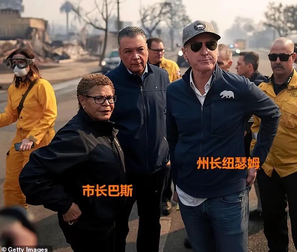 因豪宅被烧，愤怒的好莱坞明星要求洛杉矶市长巴斯辞职。
巴斯2022年当选市长后，
