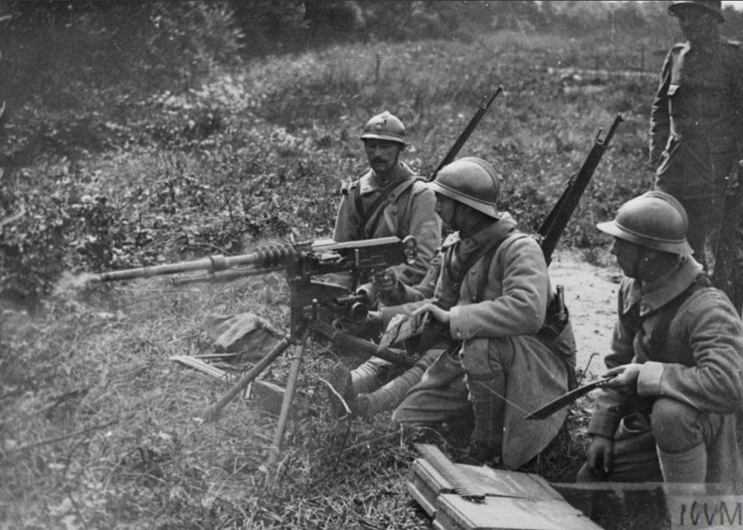 督战队用机枪可督战不了溃兵，对于溃兵来说，对面是有各种轻重武器和完备的战壕工事掩