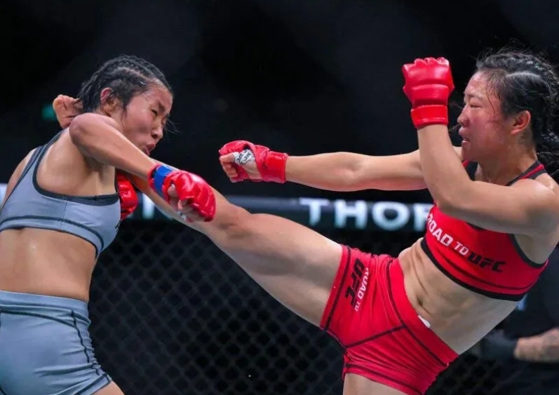 女中医石铭一记重踢击败对手斩获格斗冠军。

UFC：称她为“终极老中医”

在一