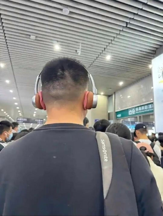 大哥你是头大还是耳机小