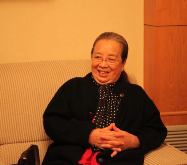 出演容嬷嬷，被骂20年却用养老金资助孤寡