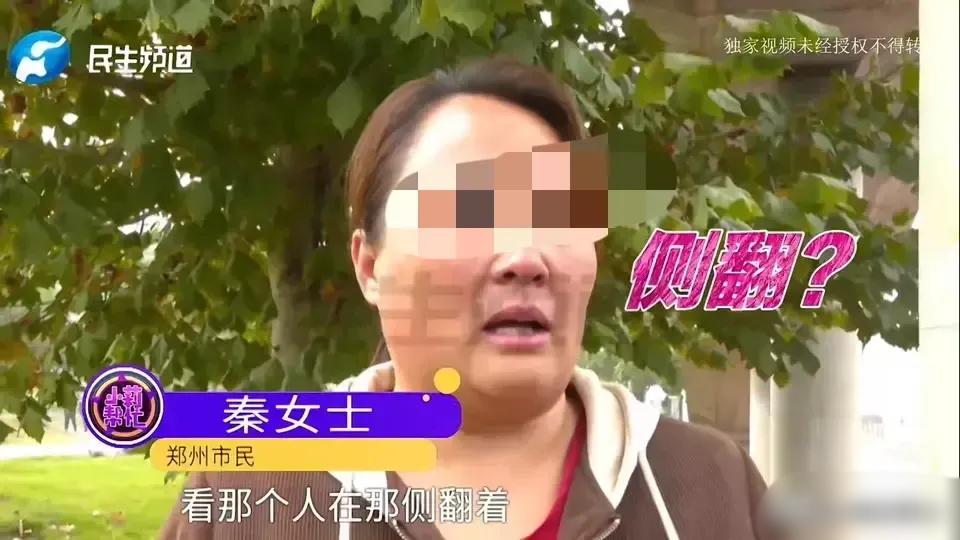 河南郑州，女子与两位路人见一老人倒在机动车道上并被电动车压住了腿部，好心上前去扶