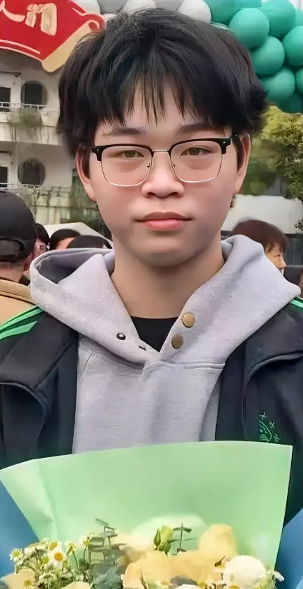 武汉一个18岁的小伙子被一个64岁的老头给害了。这说明坏人不分年龄，有时候他们就