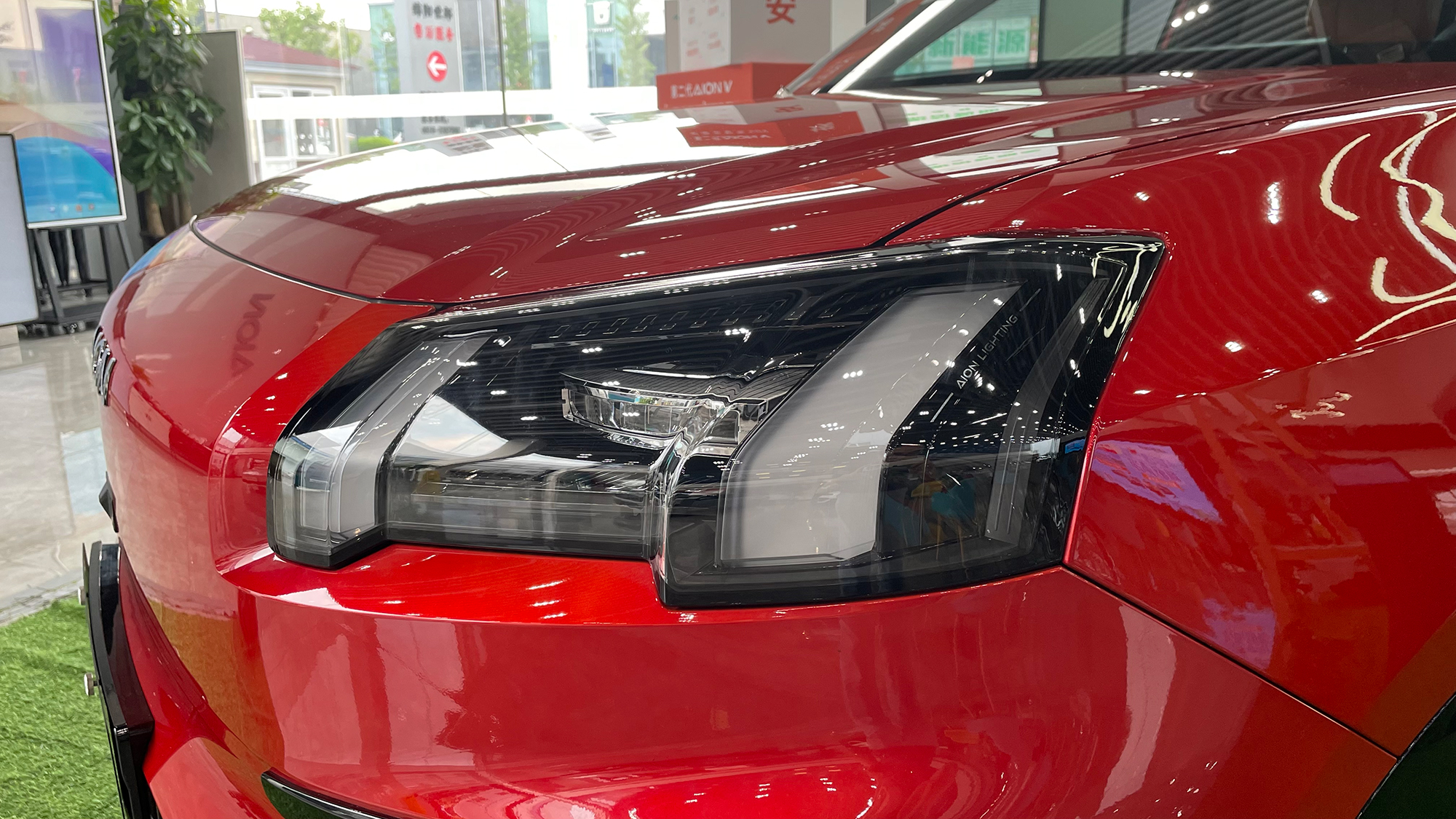 广汽埃安V 第二代，这次改款内外饰设计方面变化比较大。外形设计部分广汽埃安V采用