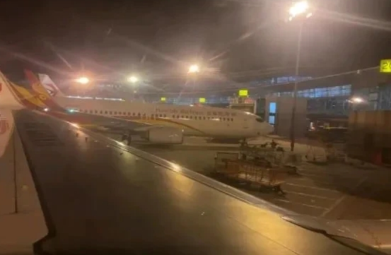 无人机致天津航班大面积延误，旅客称已看到“天津之眼”但仍备降北京。

应该重点关