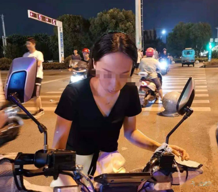 深圳龙岗，黄女士在某街道骑行一辆电动自行车被派出所的巡逻警察截停。巡警以黄女士的