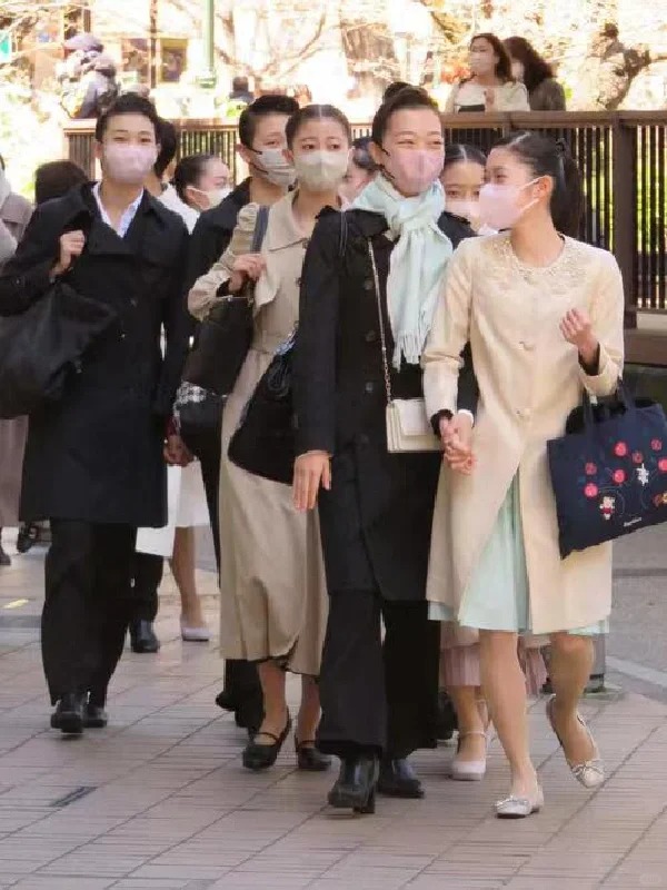 本世纪参加报考的人最少的一次
112期只有480人 1:12人也是最轻松的 正常