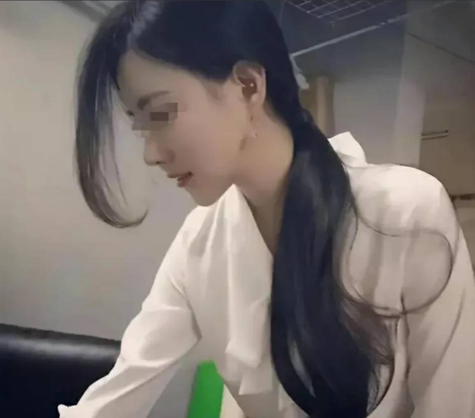 贵州黔南，男子发现妻子出轨朋友后，立即撂下狠话，一定让女子后悔一辈子。妻子担心丈