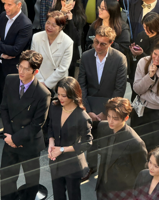 侯明昊、井柏然、辛芷蕾今日万宝龙线下活动同框图，喜欢谁？