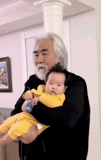 生于1951年的张纪中，在别人当太爷的时间里，还在做奶爸。
他比乾隆还要牛。
前