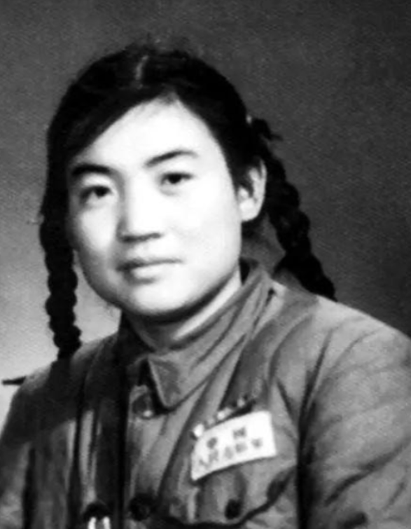 1994年，解秀梅，作为抗美援朝战争中唯一获得一等功的“英雄女儿”，却因拖欠医院
