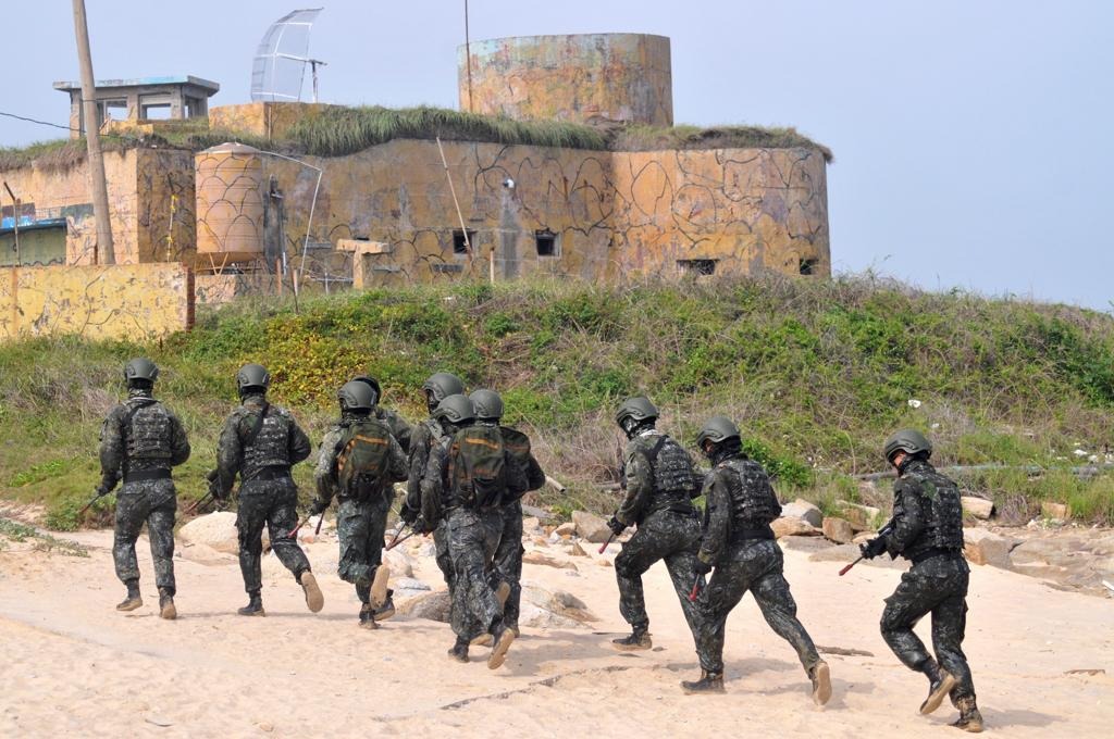 台军下令做好打仗准备，美军威胁必要时动“核武”，洪秀柱预判的没错。随着台海巡署暴