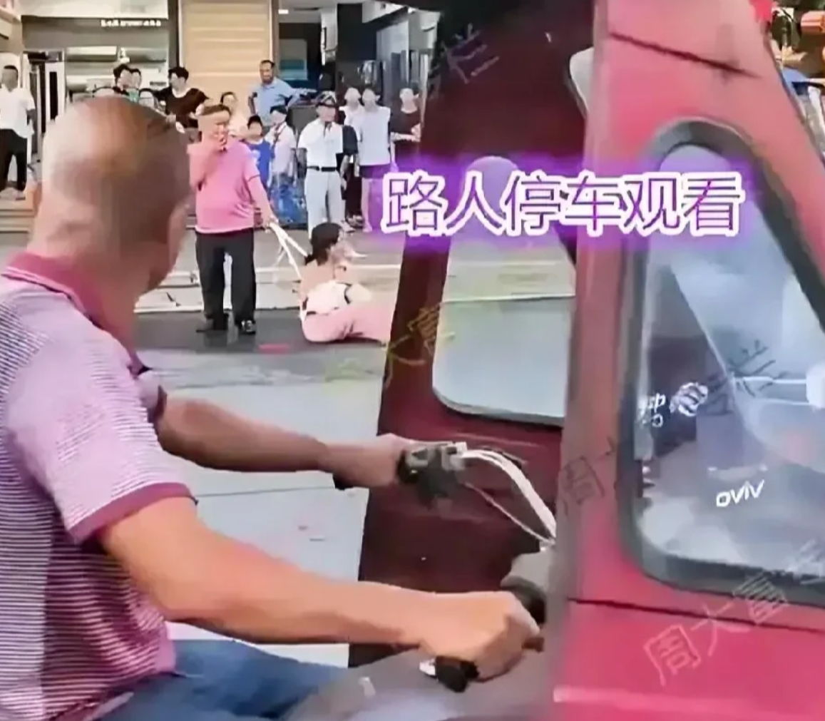 38万彩礼的儿媳出轨被公公游街。在此问一句：“支持公公发现儿媳出轨后游街；还是同
