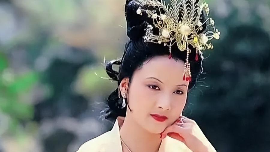 离婚39年后，身价过亿的前夫，谈及邓婕直怼：“活该，自找的！”