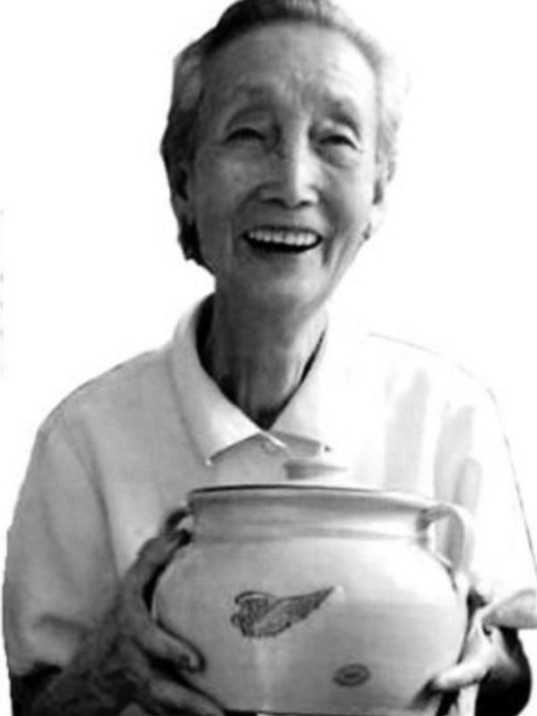 1942年，五位美军飞行员在返航途中坠毁，被中国农妇赵小宝救下，50年后，赵小宝