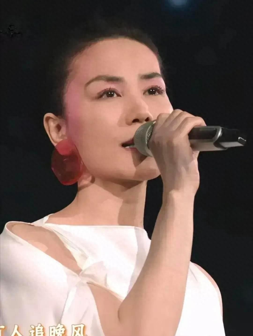 王菲春晚献唱，这歌声，真是绝了！ 感觉像是一场跨越几代人的回忆杀，她那第五次登上