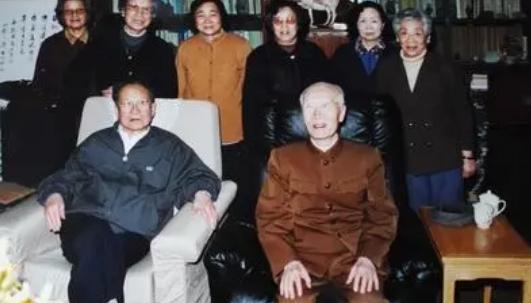 万毅与毛主席餐桌对话：从东北军到革命战士的蜕变
