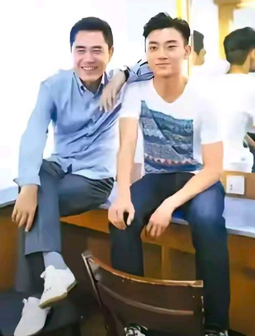 1989年，陈宝国把儿子送到英国留学，主持人问他：“你每个月给他多少生活费？”