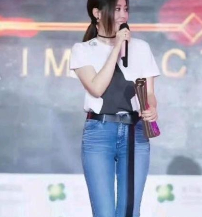 张靓颖的腿怎么做到没缝隙的？
