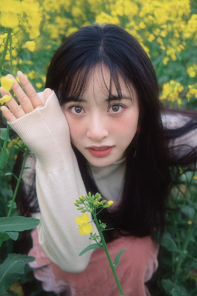 #沈月把自己P在了花上#花娇艳，还是人娇艳？有一说一，沈月这妆容，就像连续尝了湖