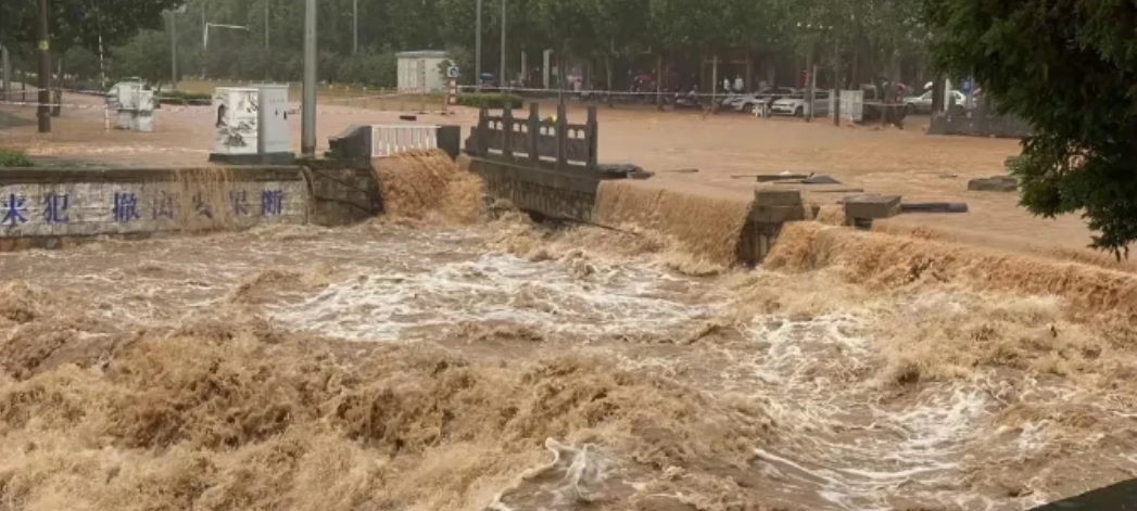长沙瞬间成了瀑布，雨水像是无垠的西湖倾泻而下！郑州那场罕见的豪雨，一小时竟然降下