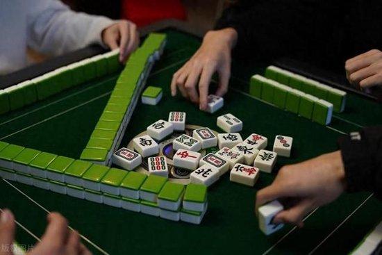 网友实名举报“女公职人员借走6万还赌债”，索要时遭其持剪刀自残威胁，官方已介入调查