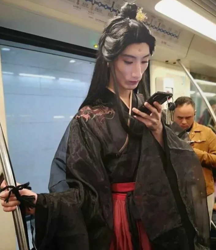 地铁偶遇汉服大哥，浓妆艳抹的他，一登上地铁，就吸引了诸多市民的目光。他身材高挑，