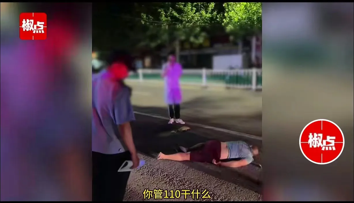 “120又闹大了？”山东潍坊，一男子因醉酒晕倒在路边，路人拨打了110，然后11