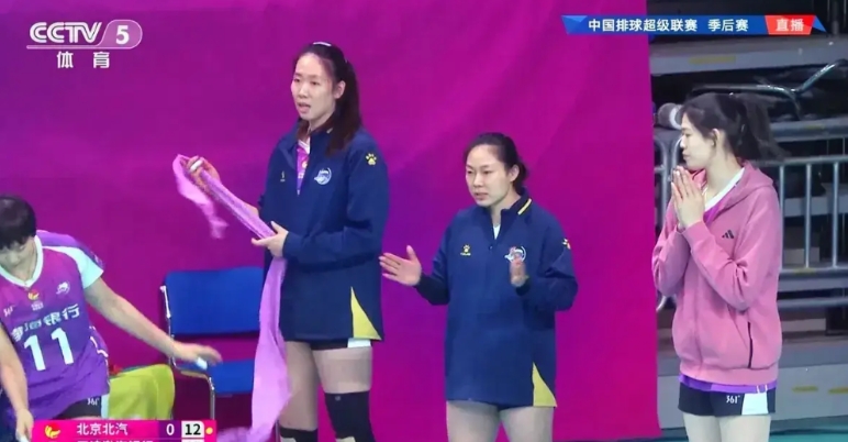 天津女排3:0战胜北京女排，有不得不说的三个事实:
1 难得一见，李盈莹在场下拍