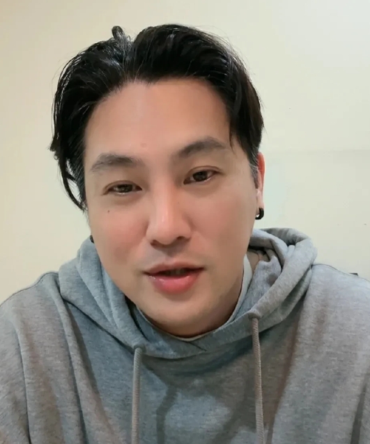 汪小菲暂时不会给孩子改户籍？

今天凌晨三点多，湾湾博主在快手直播了，他说孩子现