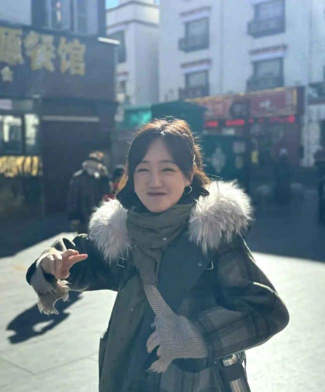 难怪胡歌提到她都忍不住流泪，她确实是人间值得，45岁了笑起来还那么纯真无邪，甜美