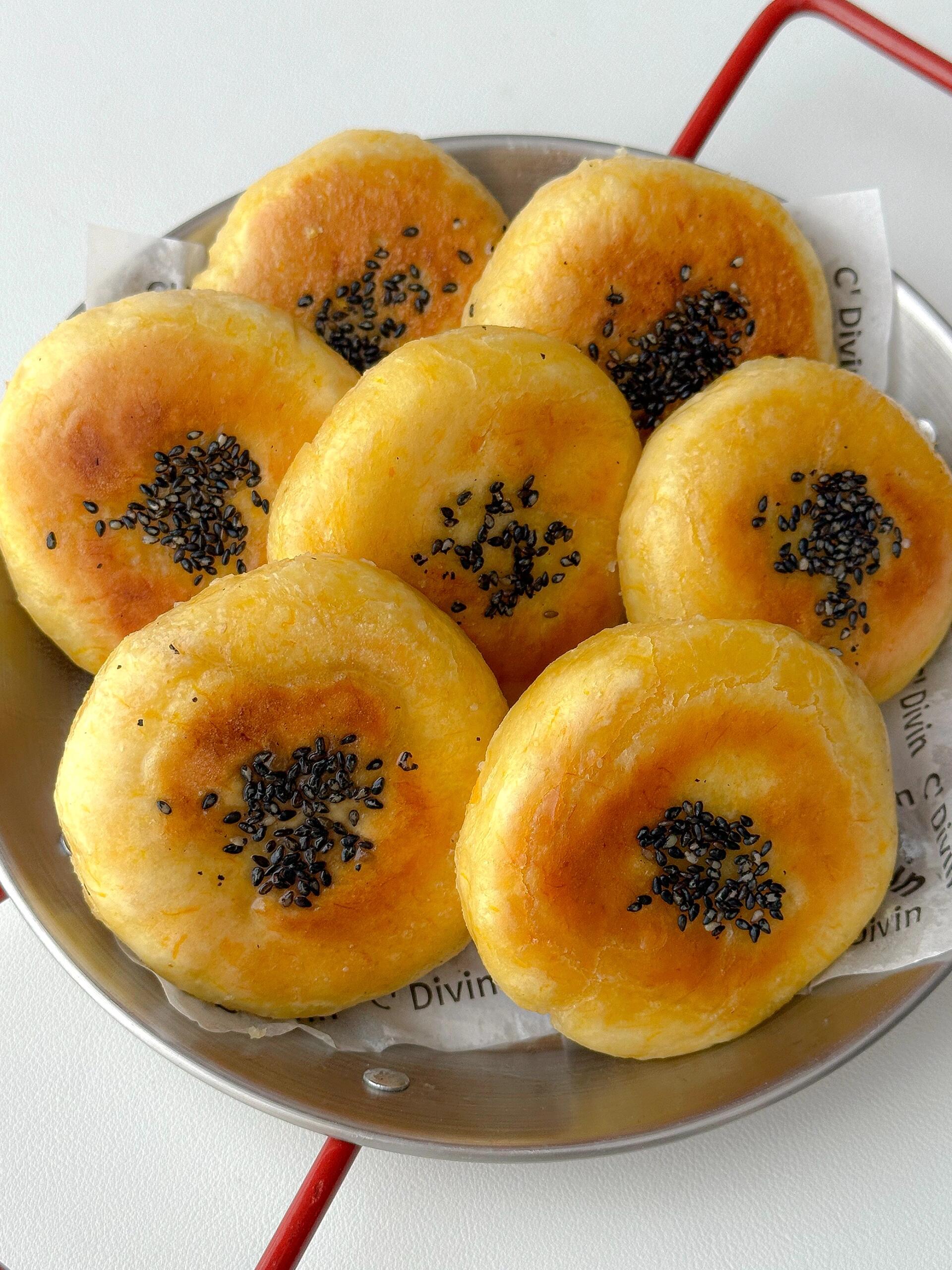 南瓜这么做根本不够吃，养脾胃多吃发面饼

我家小朋友最爱的南瓜发面饼，蓬松香软易