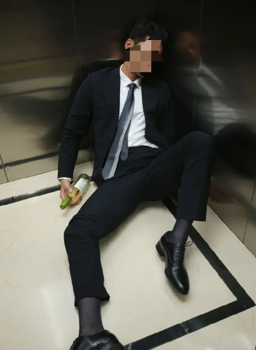 江苏盐城，醉酒男子凌晨4点回家，进入小区电梯后突发疾病，约1个小时后，被邻居发现