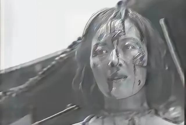 照片中的女英雄是徐德兰，是我们需要永远铭记的女英雄。
在除夕前夕，家家户户贴对联