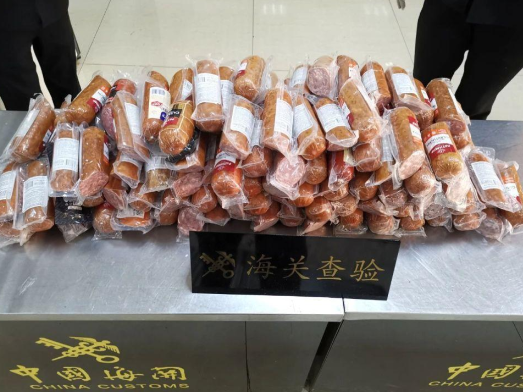 黑龙江黑河海关，在2名坐船入境的旅客行李箱中，发现了大量的红肠，一共145根，重