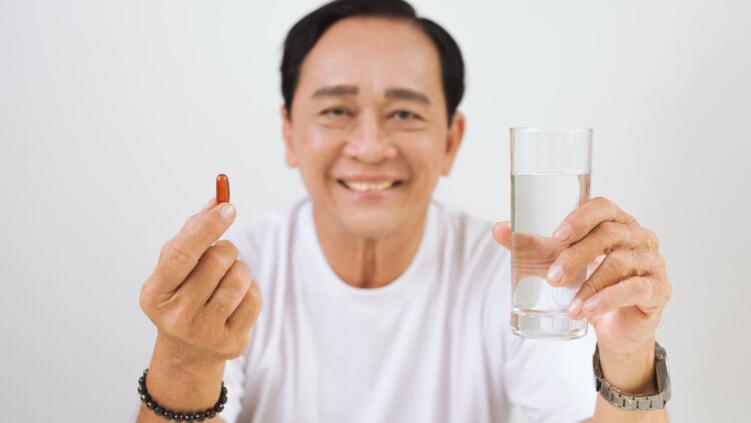 54岁男子每天吃一片叶酸，半年后身体如何？安全服用，注意3点