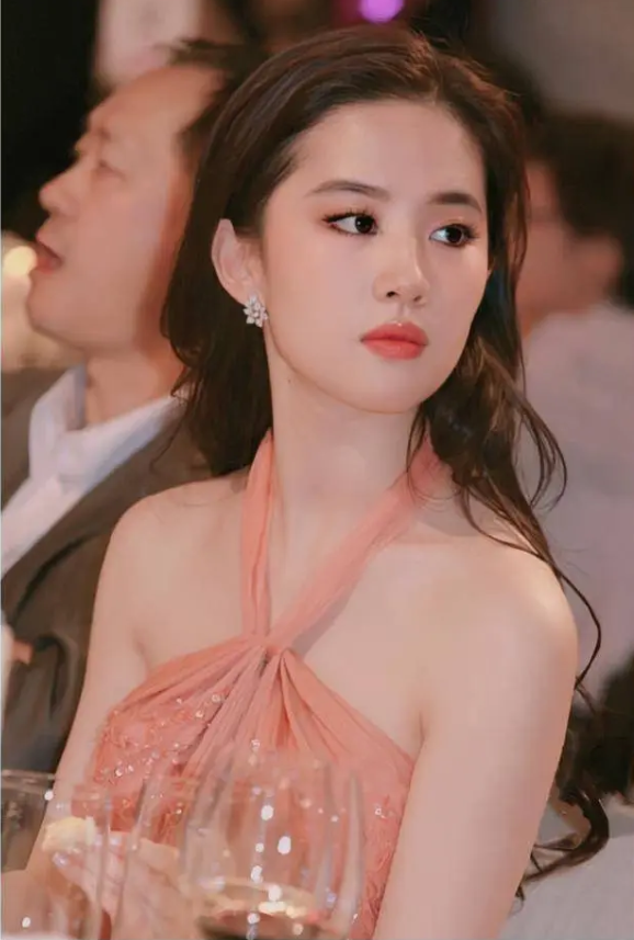 演员，刘亦菲说，我母亲当年移民美国，为了工作方便，加入了美国籍，我也跟着加入了美