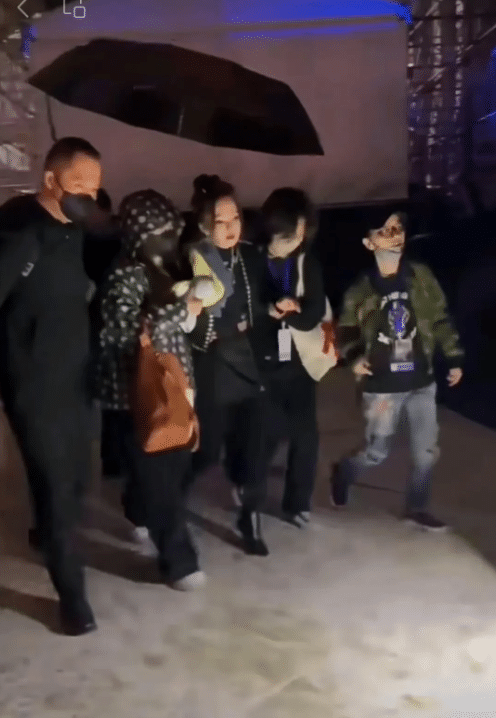 太炸裂了！张韶涵演唱会上竟然当众拉稀臭晕观众。 张韶涵昆山音乐节突然终止，称她有