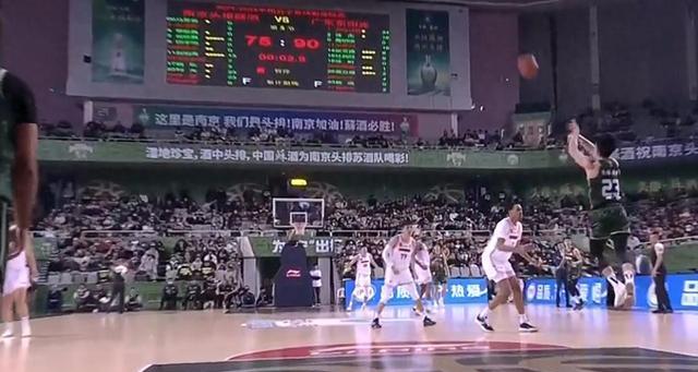 林葳超远三分惊艳全场，广东男篮九连胜
