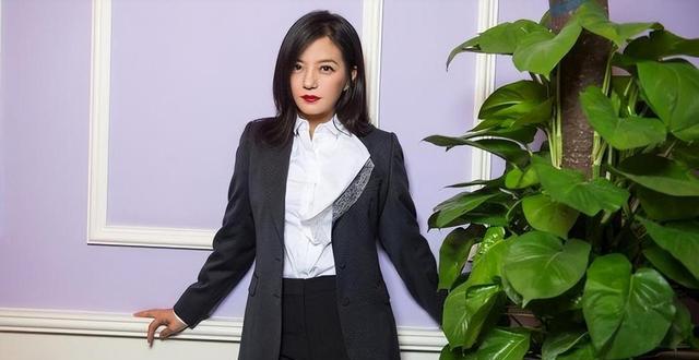 48岁赵薇现状: 苍老又邋遢, 哥嫂因钱离婚, 父亲和公公离世