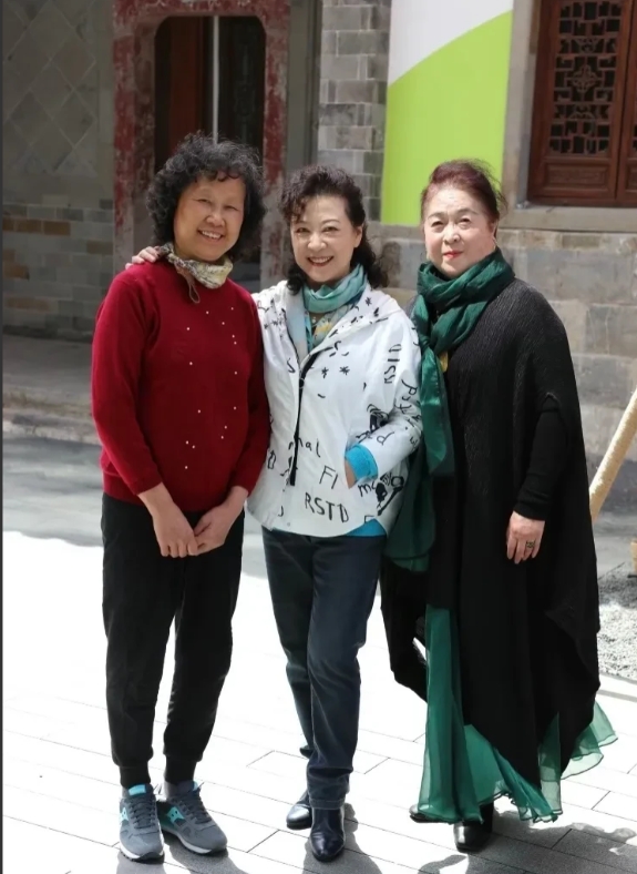 74岁的知名演员王馥荔最近参加了江苏省戏校的同学聚会，她的气质在合照中显得格外突