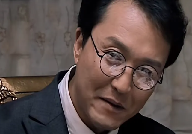 《潜伏》翠平扛枪的手，握不好西餐的刀叉