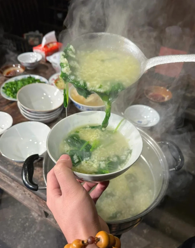 过年你们都吃啥？
我恨不得天天喝我婆婆做的这个，稀稀的，青菜叶子多多的

以前小
