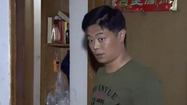 两套房和44万拆迁款全给大儿子，小儿子一分没有，母亲劝其大度？