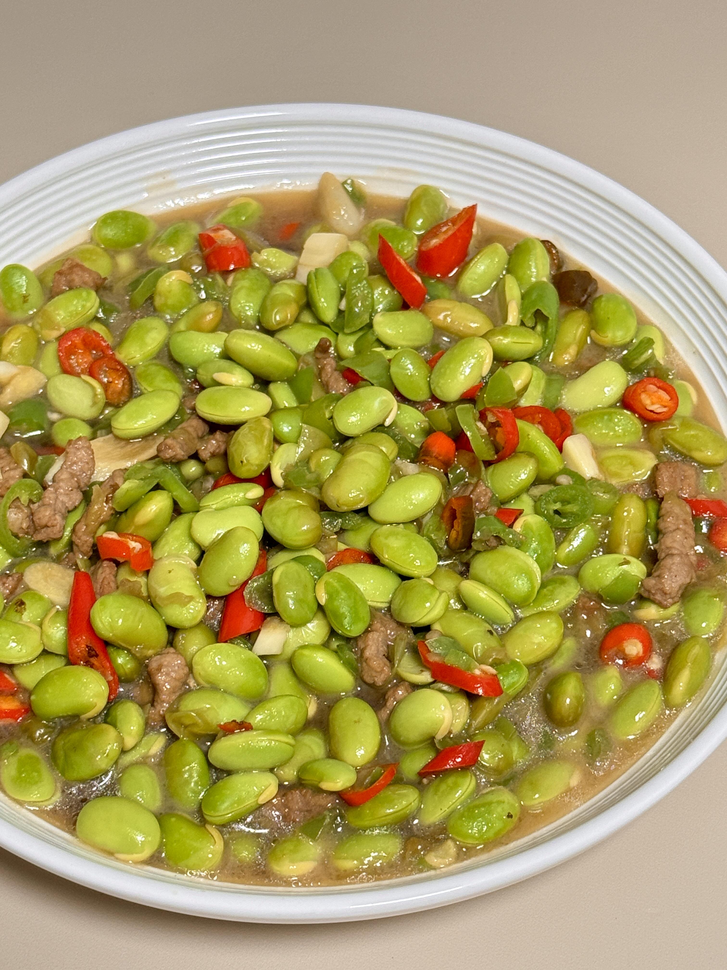 巨无敌下饭菜肉丝炒毛豆
肉丝炒毛豆拌饭吃的快乐谁懂！！轻轻松松炫3碗饭
食材：肉