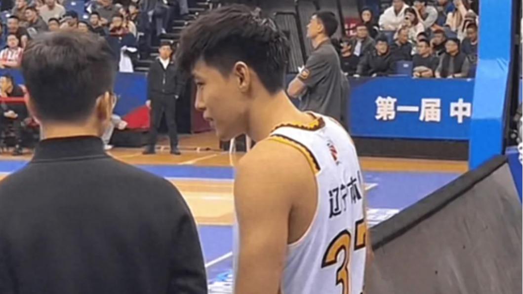 李虎翼因贴纸滑倒膝盖受伤，后续照片曝光，绑冰袋神情轻松无大碍