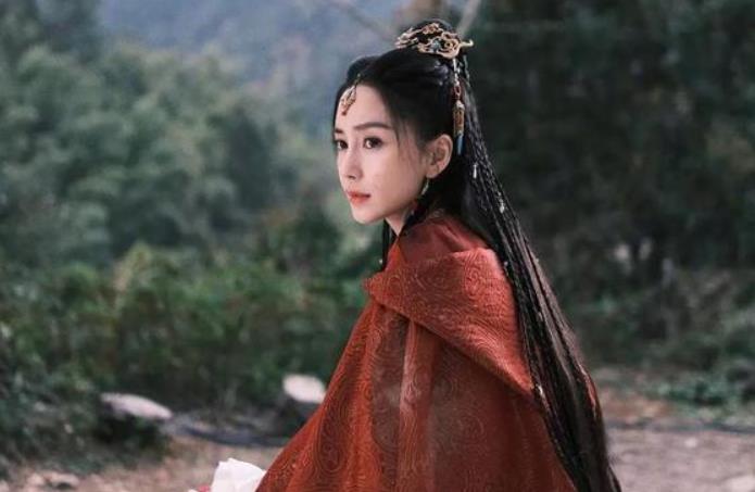 杨颖全力宣传新剧《相思令》。在剧中，她展现出既温柔又飒的独特魅力，其古装扮相惊艳